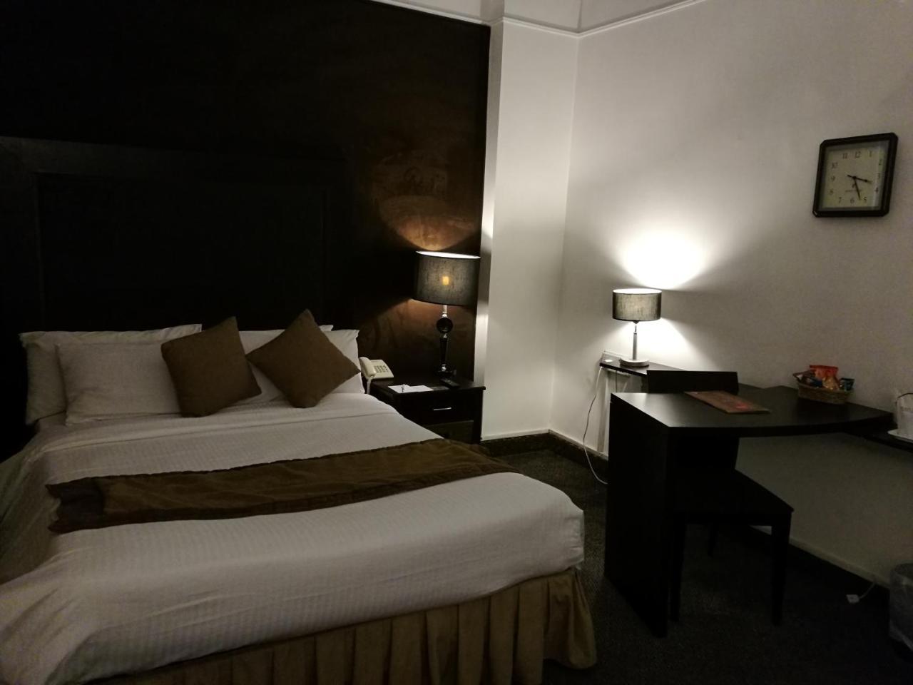 Smart Hotel Лахор Экстерьер фото